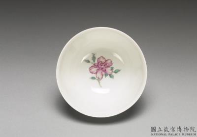 图片[2]-Zhong wine cup with flower on a polychrome light green ground in falangcai painted enamels, Qianlong reign (1736-1795), Qing dynasty-China Archive